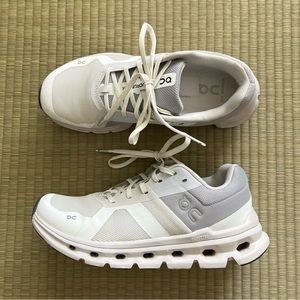on cloudrunner in white/frost — size 7.5